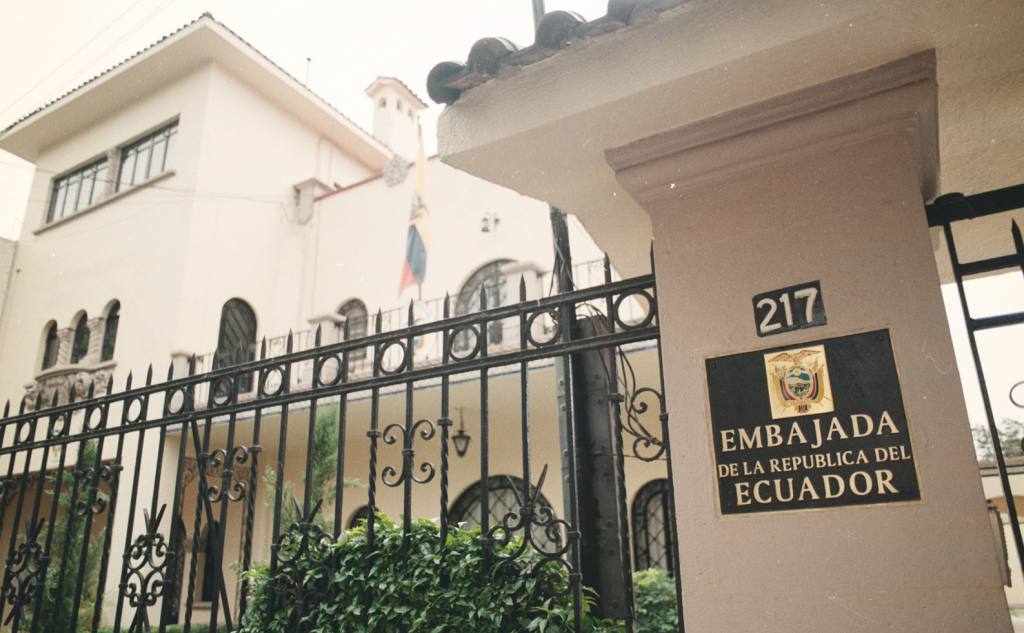 Embajada ecuatoriana protegida por manifestantes - Meridiano.mx