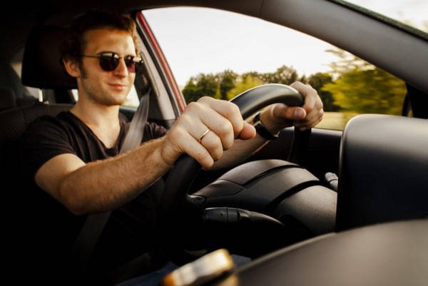 Requisitos del permiso de conducir Hombre Conduciendo